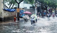 Người Sài Gòn vui vẻ lội nước vì có mưa vàng