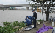 Xác nam thanh niên không áo, cổ quấn khăn nổi trên sông Sài Gòn