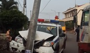 Truy đuổi 2 tên trộm chó, xe CSGT đâm vào cột điện