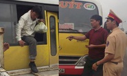 Tài xế xe buýt nhái nhồi nhét khách còn thách đố CSGT