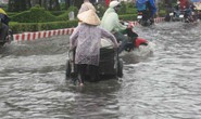 Mưa lớn kéo dài gần 4 giờ, đường phố Trà Vinh chìm trong biển nước