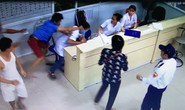Đang nằm trên cáng, bệnh nhân bật dậy hành hung bác sĩ