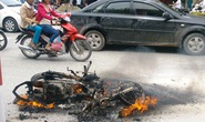 Đang lưu thông, xe máy bất ngờ cháy trơ khung