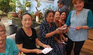 Hồng Nga tặng tiền cho nghệ sĩ về chiều