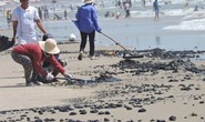 Vũng Tàu: Xuất hiện dầu vón cục dày đặc tại bãi biển