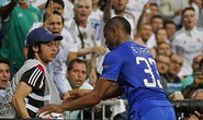 Evra bị cậu bé nhặt bóng cho chơi trò mèo vờn chuột