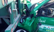 Cứu tài xế kẹt cứng trong chiếc taxi biến dạng