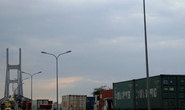 Xe đầu kéo gây tai nạn liên hoàn trên cầu Phú Mỹ