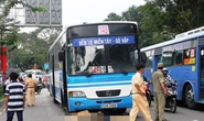 Xe buýt cán chết người, đường ra Tân Sơn Nhất kẹt cứng