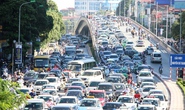 Hà Nội: Ùn tắc nghiêm trọng do xe tải để rơi đất xuống đường