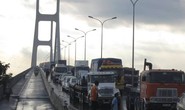 Xe đầu kéo bị nạn trên cầu Phú Mỹ, giao thông ùn tắc