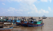 Tàu cá lật úp, 9 ngư dân rơi xuống biển