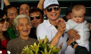 Nghệ sĩ Kim Tiểu Long bế con về thăm mẹ