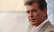 Mang theo dao, James Bond Pierce Brosnan bị chặn ở sân bay