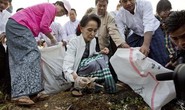 Bà Suu Kyi ra đường nhặt rác