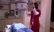 Nữ bệnh nhân thiệt mạng vì bị máy chụp X-quang kẹp đầu