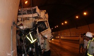 Xe tải tông vào thành hầm Hải Vân, phụ xe chết tại chỗ