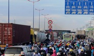 Ùn tắc nghiêm trọng vì tai nạn liên tiếp trên xa lộ Hà Nội