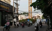 Bất an vì cần cẩu lơ lửng trên đầu