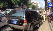 Đi vào đường cấm, tài xế xe biển xanh chốt cửa ngồi lỳ trên xe