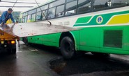 Rùng mình với cảnh xe buýt treo trên miệng “hố tử thần”