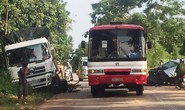 Xe 7 chỗ tông trực diện xe tải, tài xế trọng thương