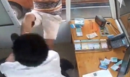 Cán bộ kiểm lâm tung cước vào nhân viên thu phí BOT