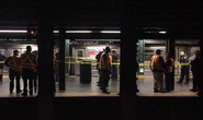 Mỹ: Một phụ nữ bị đẩy vào đường ray tàu điện ngầm đang chạy