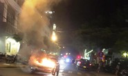 Ô tô bất ngờ bốc cháy giữa đường phố Đà Nẵng