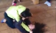 Nữ sinh lớp 8 đánh nhau với bạn trong tiếng reo hò