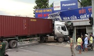 Xe container lao vào nhà ven đường, tài xế suýt chết