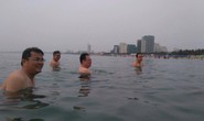 Lãnh đạo Đà Nẵng cùng nhau tắm biển