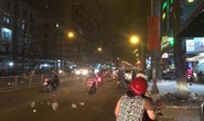Dông, lốc xoáy làm cát bụi bay mù mịt giữa đêm Sài Gòn