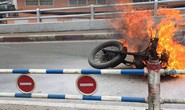 Xe mô tô cháy ngùn ngụt trên cầu Chánh Hưng