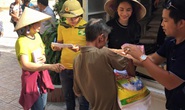 Ca sĩ Thủy Tiên thay Công Vinh cứu trợ đồng bào lũ lụt miền Trung