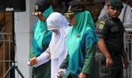 Ngoại tình, cô gái Indonesia lãnh đủ 100 roi đau đớn