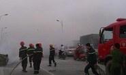 Đang giao hàng, xe máy bất ngờ bốc cháy dữ dội trên cầu