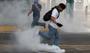Venezuela: Thanh niên bịt mặt đụng độ cảnh sát
