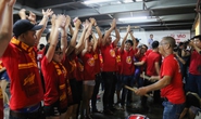 Chùm ảnh: Cổ vũ tuyển Việt Nam thắng Myanmar dưới hầm xe