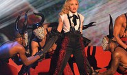 Madonna khóc trên sân khấu vì con trai