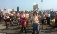 Hàng trăm người thả rông vòng một trên bãi biển Anh