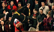 Cầu thủ xin lỗi CĐV vì tái hiện cú kungfu của Cantona