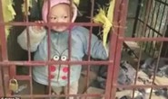 Bé 3 tuổi bị mẹ nhốt trong chuồng chó vì “làm ồn”