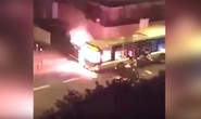 Pháp: Chặn đường đốt xe buýt