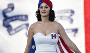 Katy Perry khỏa thân ủng hộ bà Hillary Clinton