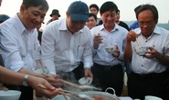 Chủ tịch Đà Nẵng đối thoại, ăn cá cùng ngư dân