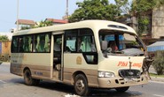 Bắt khách dọc đường, xe khách bị xe tải tông nát đầu xe