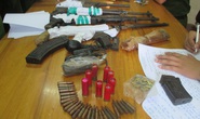Bắt trùm bán ma túy thủ cả “kho” súng K59, súng AK, lựu đạn