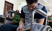 Tàn tật 2 chân vẫn cầm dao đâm chết người