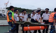 15 giờ vật lộn với tàu lật, cứu ngư dân trên biển